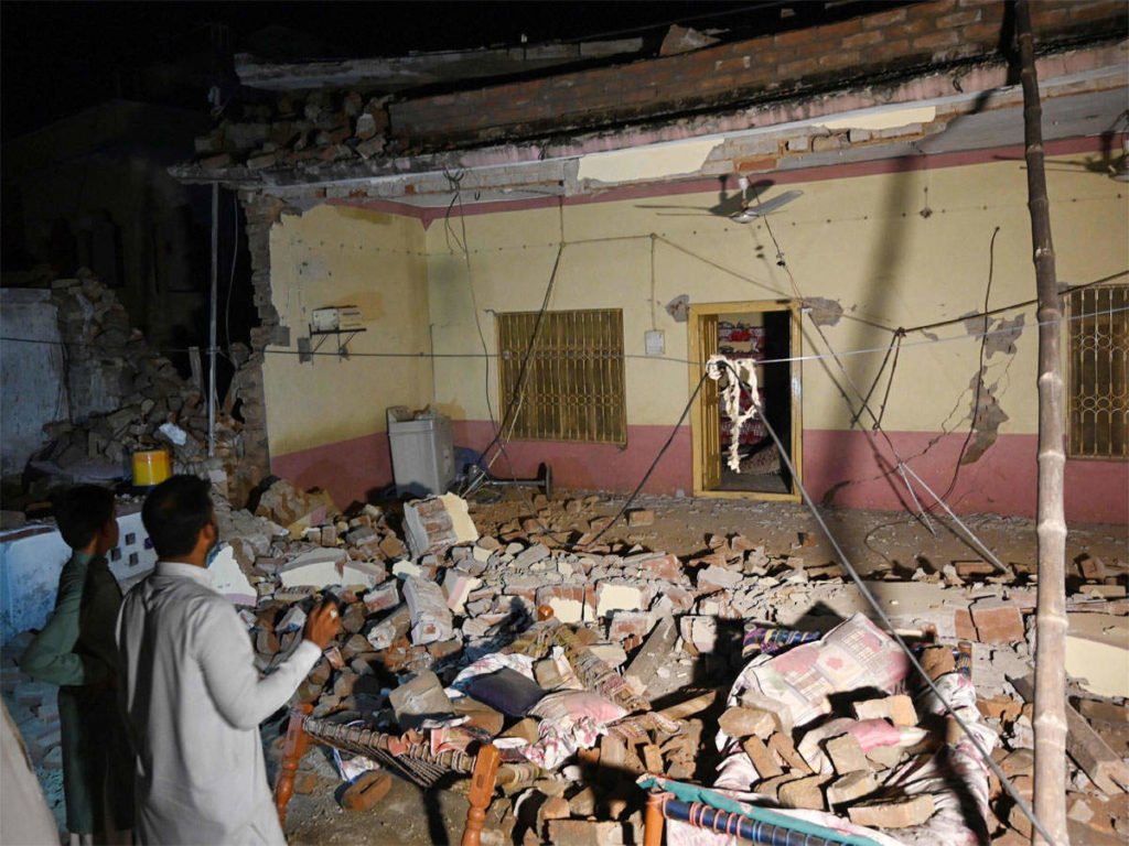 powerful earthquake struck-pok badly damaged house shops many lost their lives