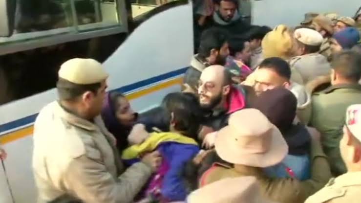 Police detained students sitting on dharna at police headquarters against Jamia firing