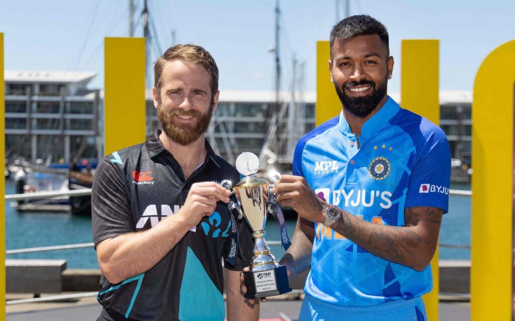 Kane Williamson Hardik Pandya with Trophy